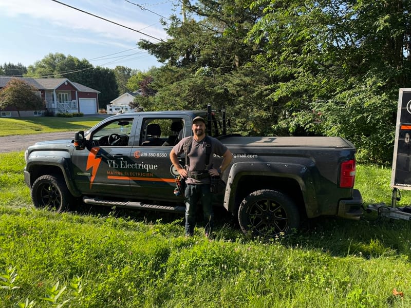 Vincent Laverdière, maître électricien et propriétaire de VL Électrique, devant son camion de service — Warwick, Centre-du-Québec