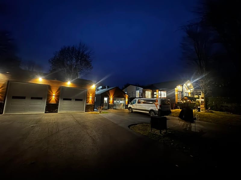 Installation électrique extérieure sur un chantier de construction neuve