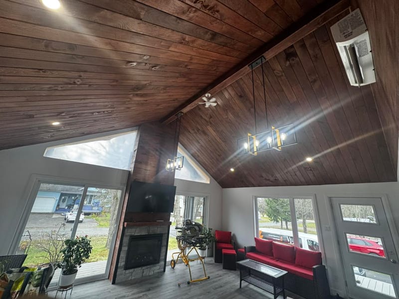 Pose d'un luminaire par un électricien certifié de VL Électrique à Victoriaville